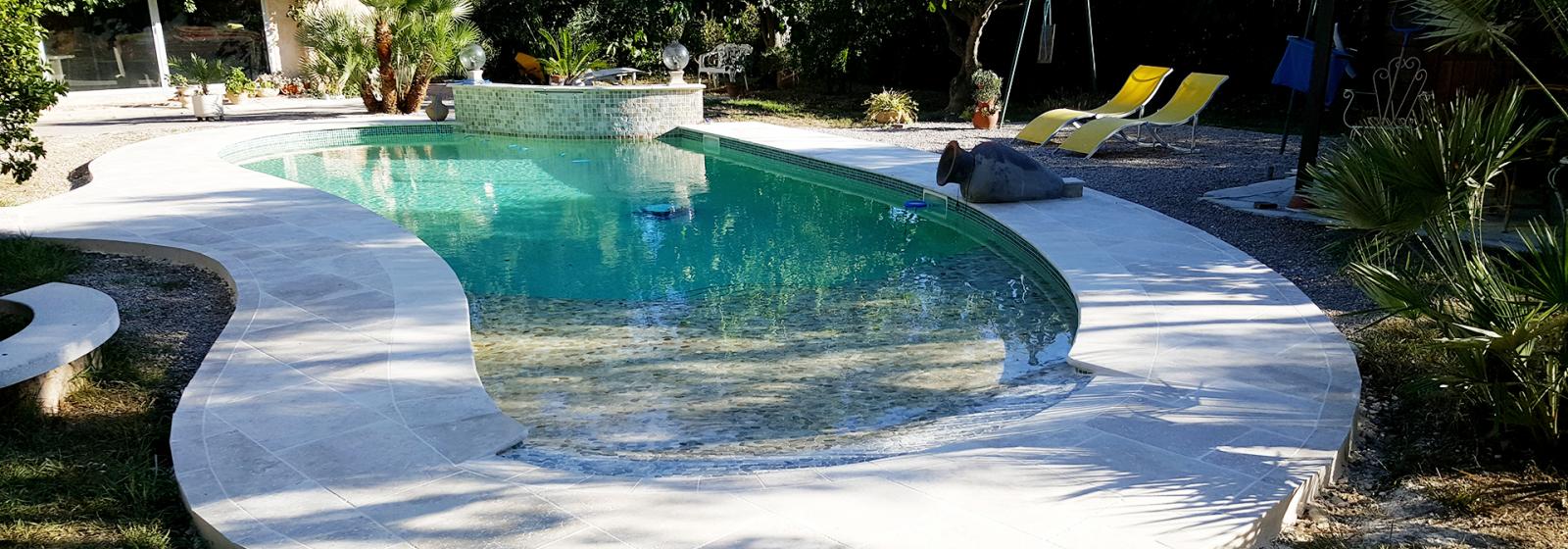 La Piscine Avec Plage Immergée Ou Escalier