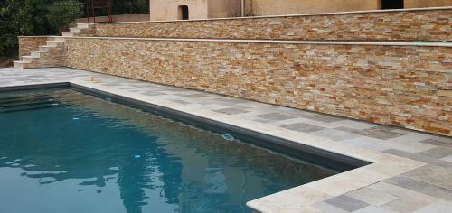 piscine mur de rehause var