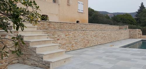 piscine mur soutement var