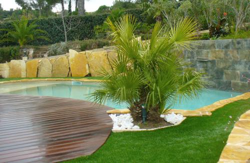 piscine mur de rehause frejus